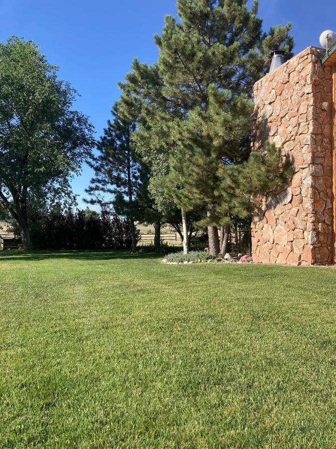 שאיין Yellowstone Cattle Baron Ensuite, Private Entrance & Parking - Prairie Rose B&B מראה חיצוני תמונה