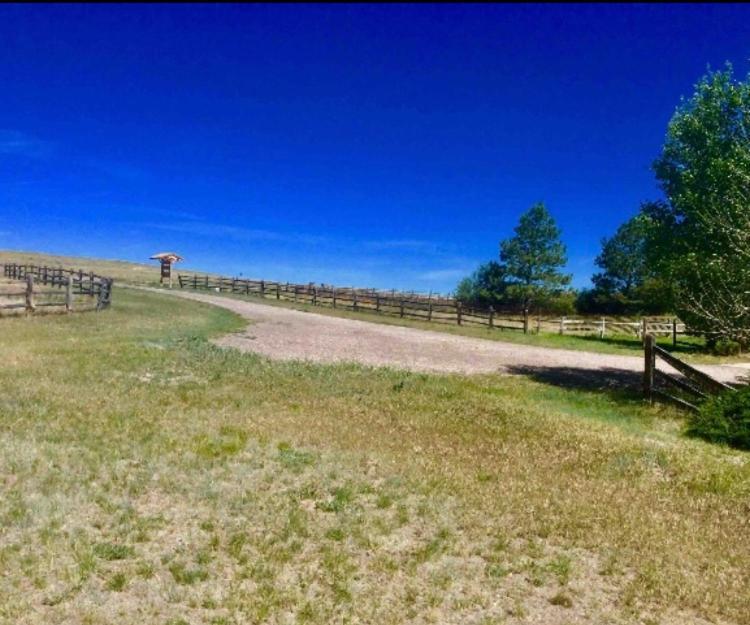 שאיין Yellowstone Cattle Baron Ensuite, Private Entrance & Parking - Prairie Rose B&B מראה חיצוני תמונה