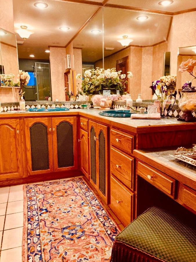 שאיין Yellowstone Cattle Baron Ensuite, Private Entrance & Parking - Prairie Rose B&B מראה חיצוני תמונה