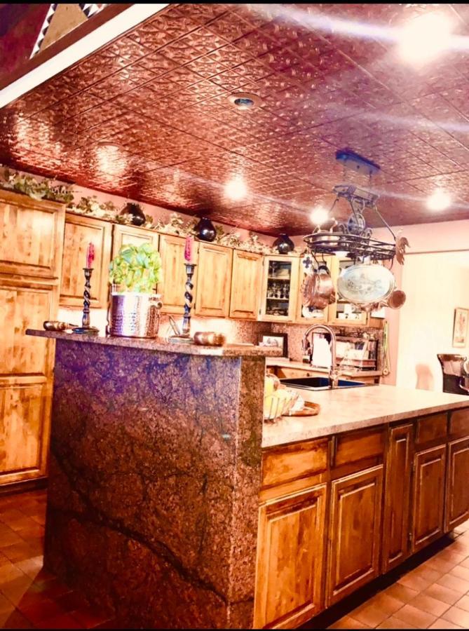 שאיין Yellowstone Cattle Baron Ensuite, Private Entrance & Parking - Prairie Rose B&B מראה חיצוני תמונה