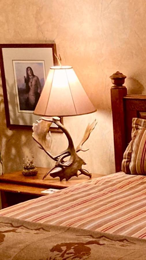 שאיין Yellowstone Cattle Baron Ensuite, Private Entrance & Parking - Prairie Rose B&B מראה חיצוני תמונה