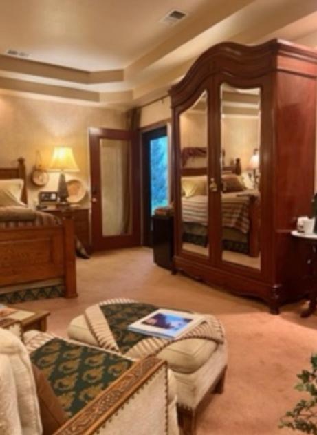 שאיין Yellowstone Cattle Baron Ensuite, Private Entrance & Parking - Prairie Rose B&B מראה חיצוני תמונה